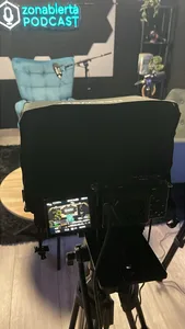 Pantalla trasera de la cámara con el teleprompter montado, encuadrando la butaca azul del set
