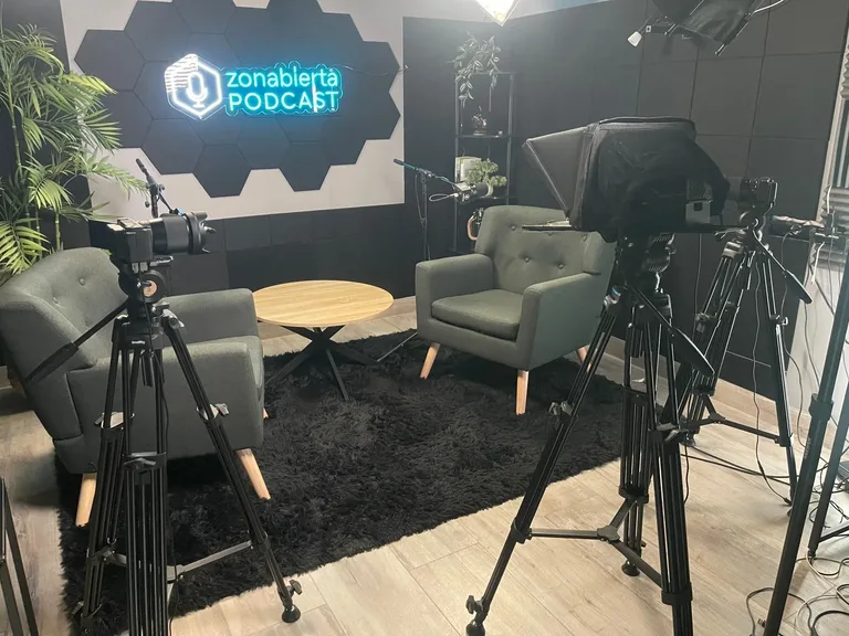 El set de dos butacas verdes rodeado de tres cámaras sobre trípode, una de ellas con teleprompter