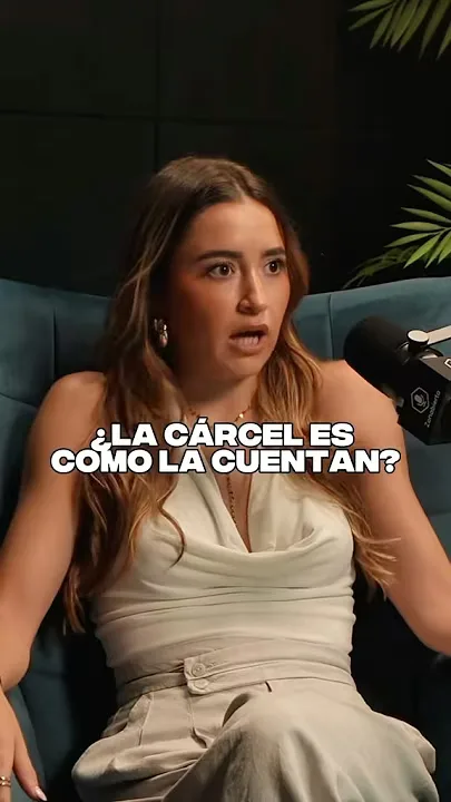 Portada de un clip vertical con una invitada hablando en el sillón azul y el rótulo «la cárcel es como la cuentan»