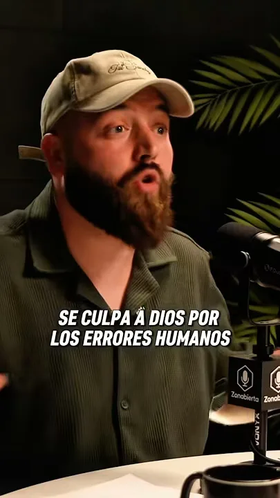 Portada de un clip vertical con un invitado con gorra y el rótulo «se culpa a Dios por los errores humanos»