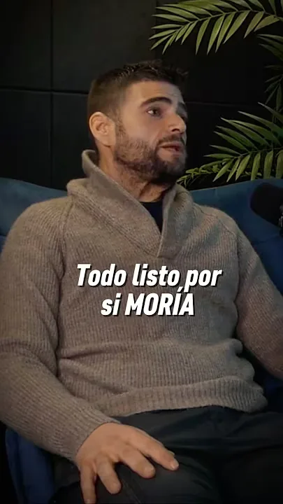 Portada de un clip vertical con un invitado de jersey gris y el rótulo «todo listo por si moría»