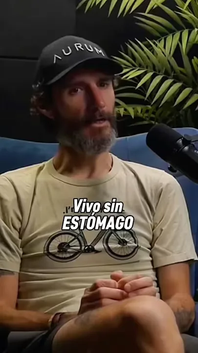 Portada de un clip vertical con un invitado con gorra y el rótulo «vivo sin estómago»