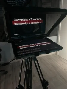 Teleprompter con tableta y cristal delante del objetivo de la cámara, mostrando un texto de bienvenida